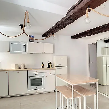 Apartment 7b Classe 3 Etoiles Climatise A 2 Mn Du Port Bylaconciergerie13